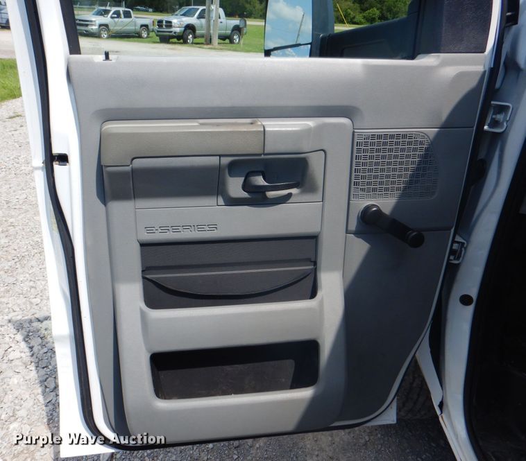 image for item HT9357 2012 Ford E450  utility van with sprayer