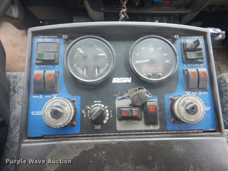 image for item IA9993 2009 Nissan UD3000  street sweeper truck