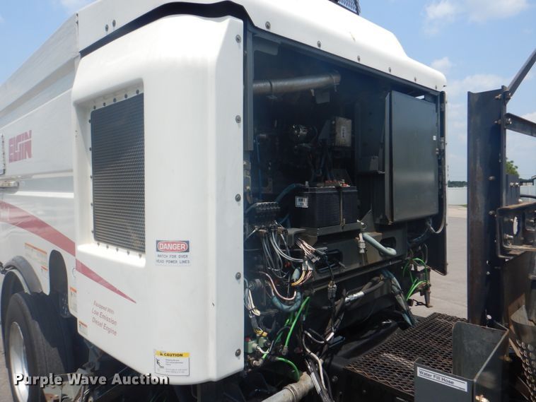 image for item IA9993 2009 Nissan UD3000  street sweeper truck