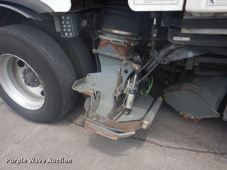 image for item IA9993 2009 Nissan UD3000  street sweeper truck