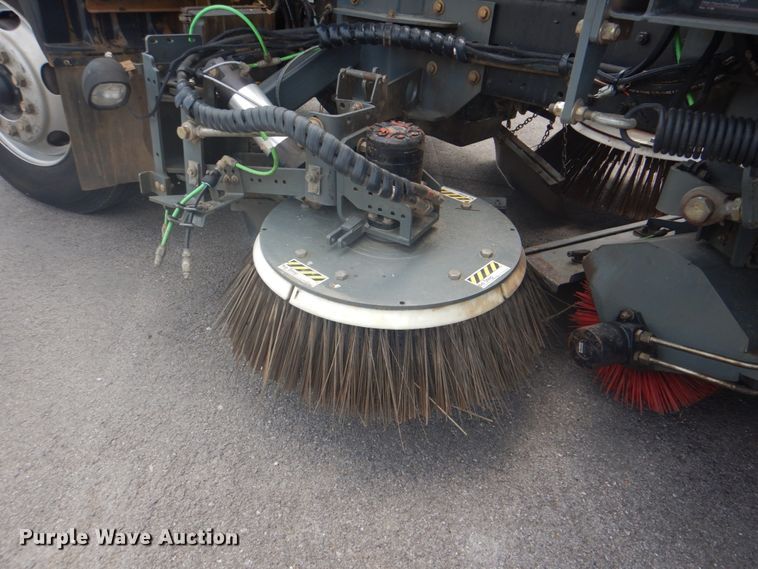image for item IA9993 2009 Nissan UD3000  street sweeper truck