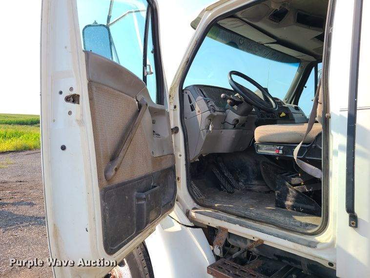 image for item IC9860 1999 Sterling L7501  utility / service truck