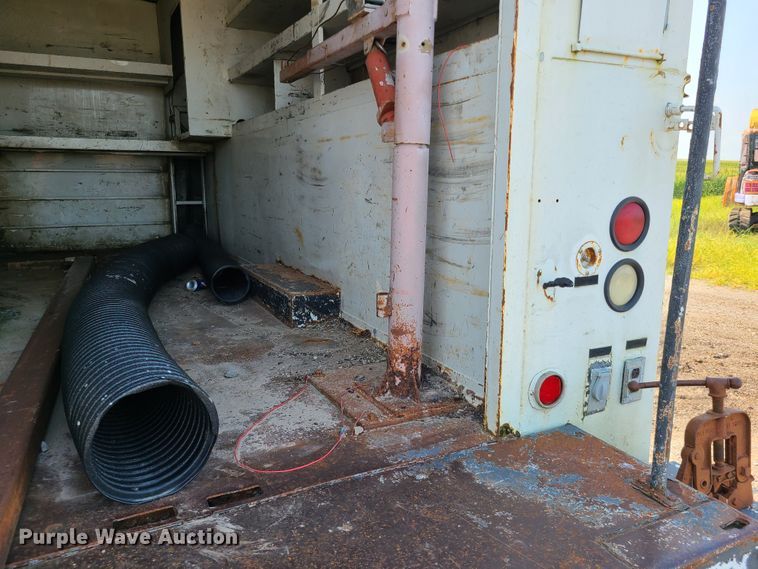 image for item IC9860 1999 Sterling L7501  utility / service truck