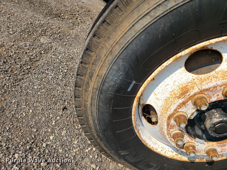 image for item IC9860 1999 Sterling L7501  utility / service truck