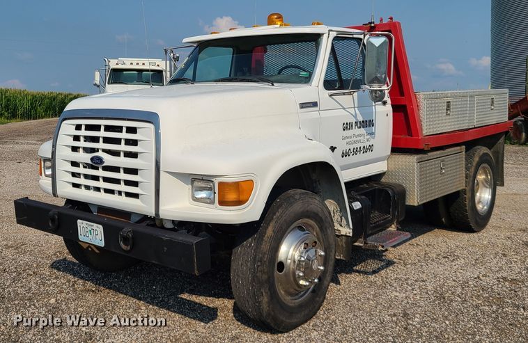 image for item IC9862 1997 Ford F700  flatbed truck