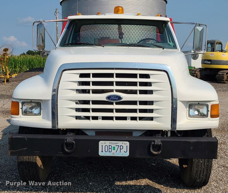 image for item IC9862 1997 Ford F700  flatbed truck