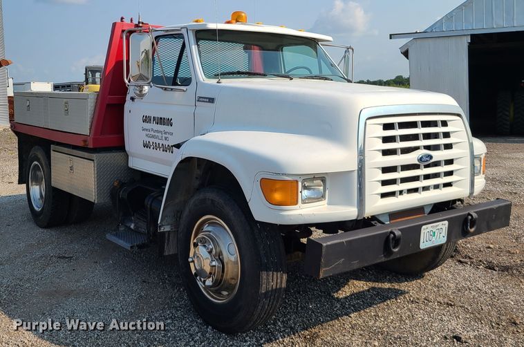 image for item IC9862 1997 Ford F700  flatbed truck