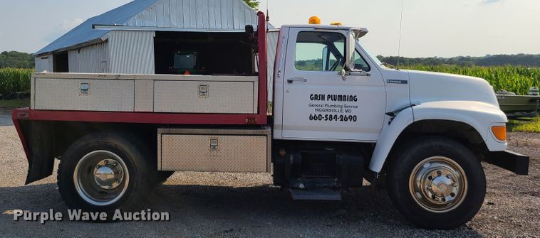 image for item IC9862 1997 Ford F700  flatbed truck