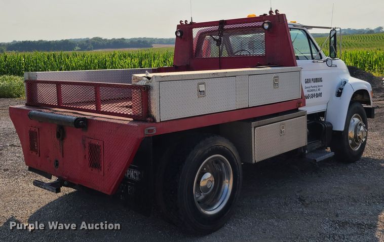 image for item IC9862 1997 Ford F700  flatbed truck