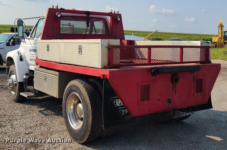 image for item IC9862 1997 Ford F700  flatbed truck