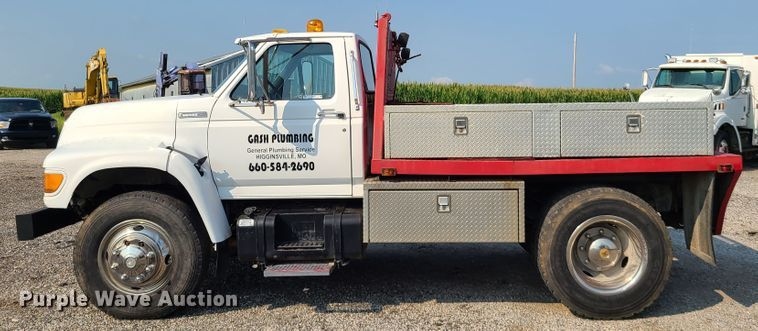 image for item IC9862 1997 Ford F700  flatbed truck