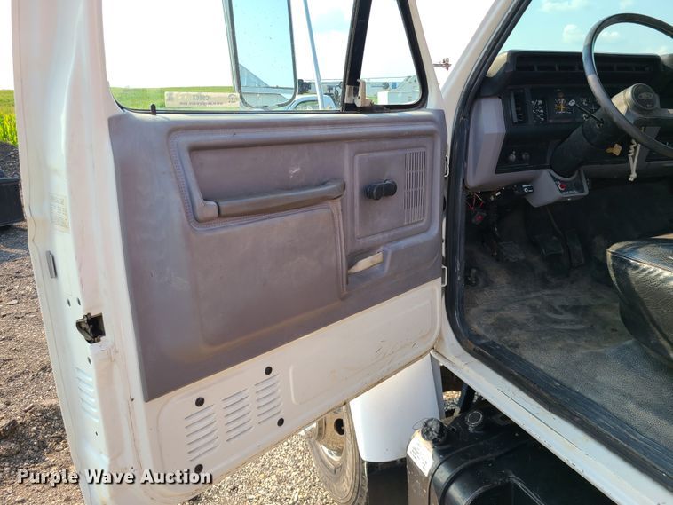 image for item IC9862 1997 Ford F700  flatbed truck