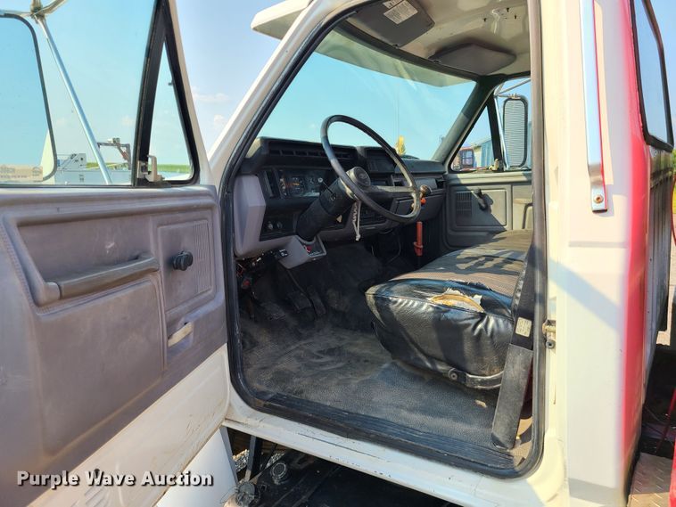 image for item IC9862 1997 Ford F700  flatbed truck