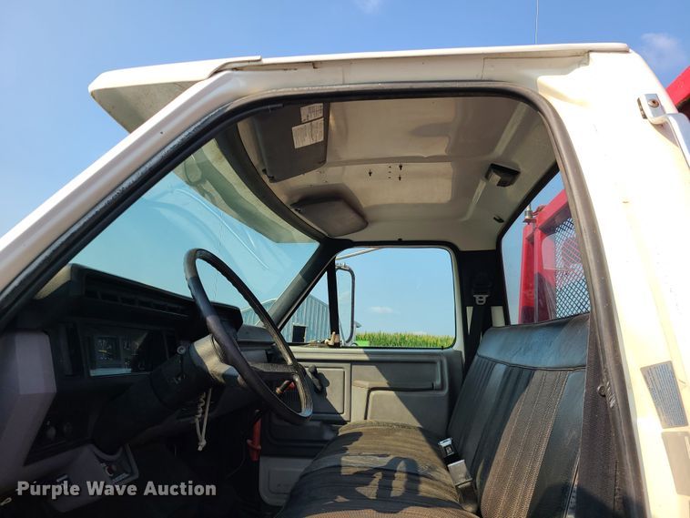 image for item IC9862 1997 Ford F700  flatbed truck