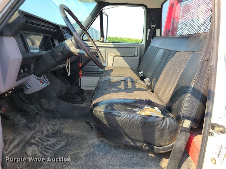 image for item IC9862 1997 Ford F700  flatbed truck