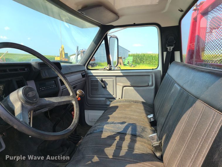 image for item IC9862 1997 Ford F700  flatbed truck