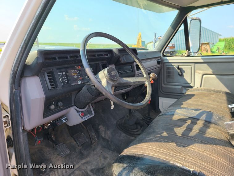 image for item IC9862 1997 Ford F700  flatbed truck