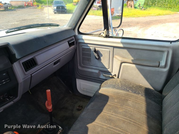 image for item IC9862 1997 Ford F700  flatbed truck