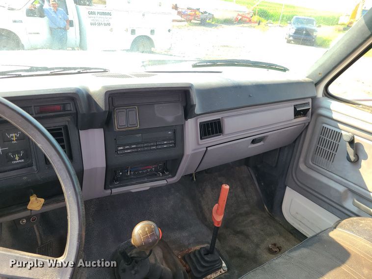 image for item IC9862 1997 Ford F700  flatbed truck