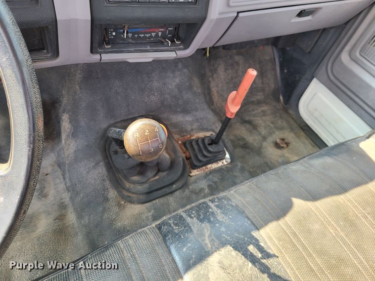 image for item IC9862 1997 Ford F700  flatbed truck