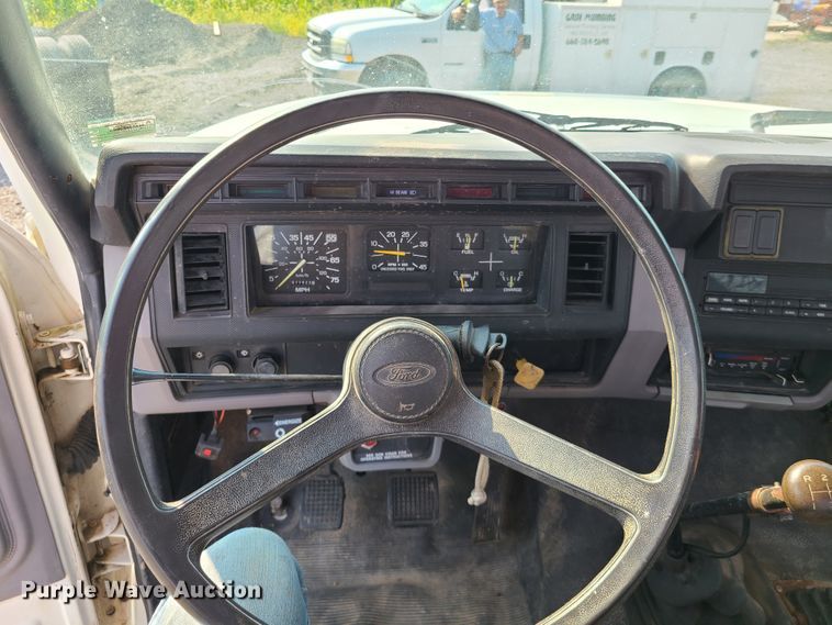 image for item IC9862 1997 Ford F700  flatbed truck