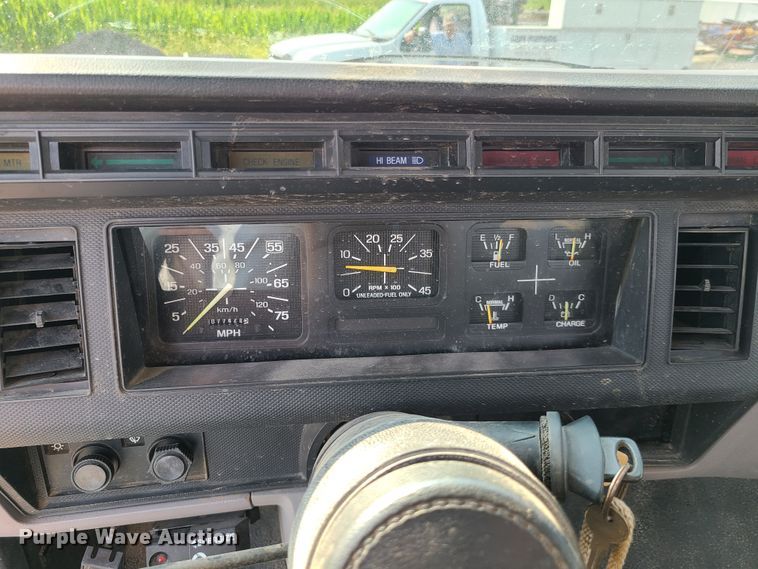 image for item IC9862 1997 Ford F700  flatbed truck