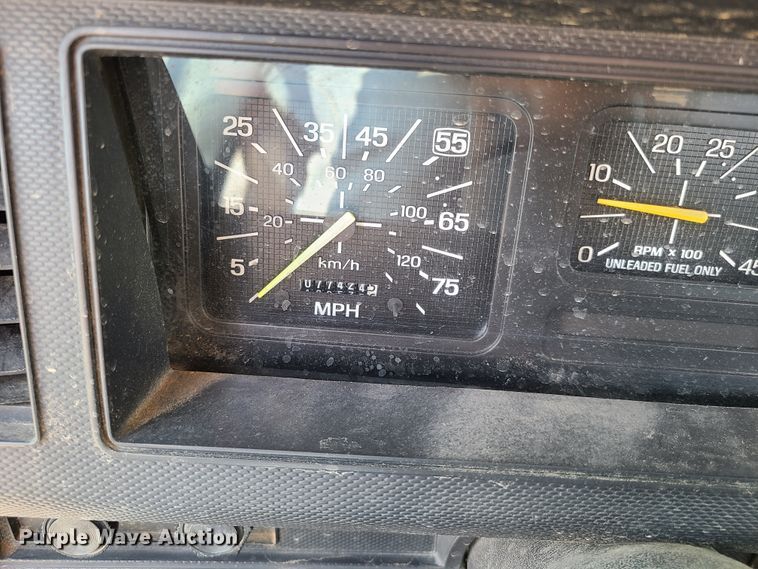 image for item IC9862 1997 Ford F700  flatbed truck