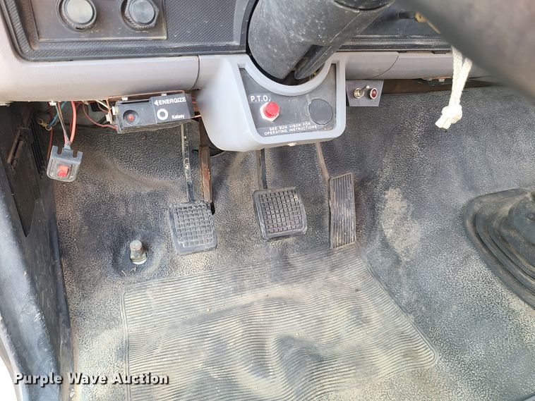 image for item IC9862 1997 Ford F700  flatbed truck