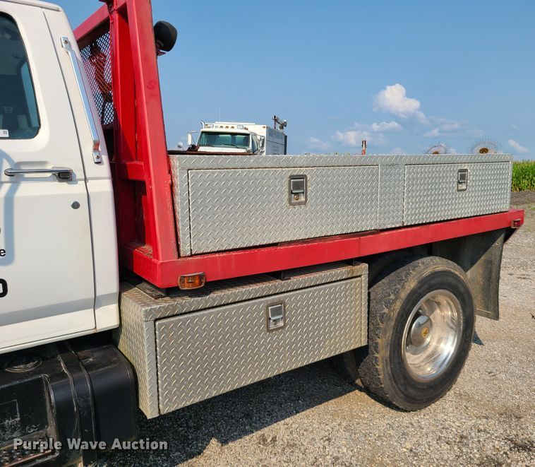 image for item IC9862 1997 Ford F700  flatbed truck