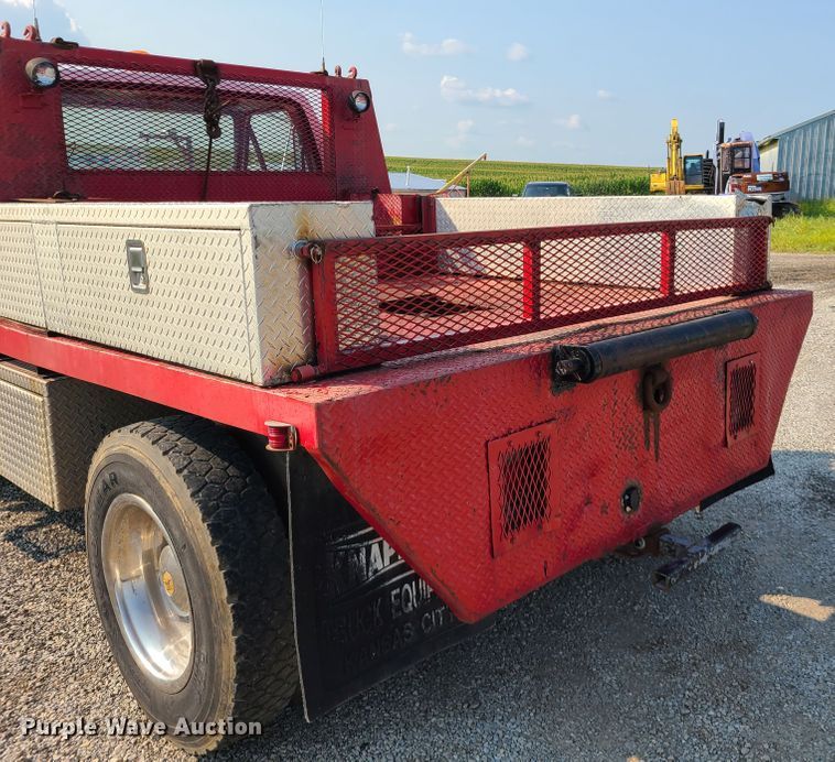 image for item IC9862 1997 Ford F700  flatbed truck