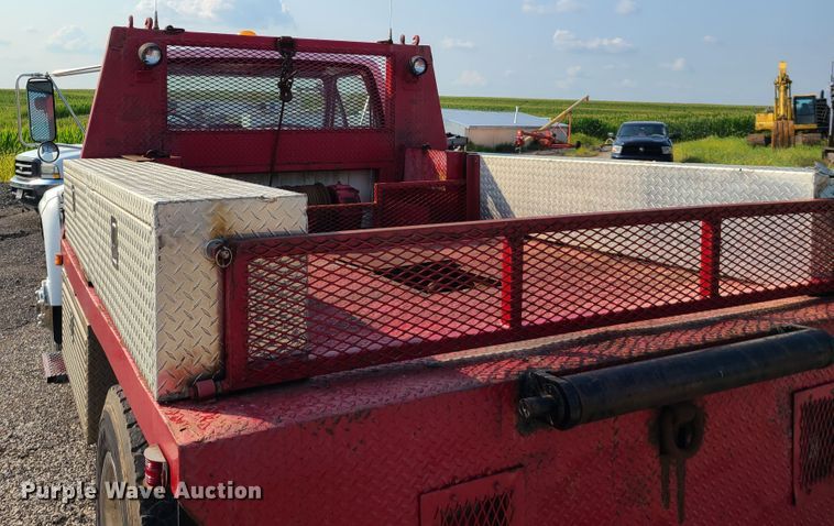 image for item IC9862 1997 Ford F700  flatbed truck