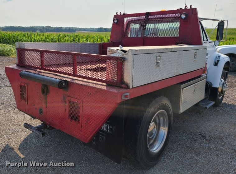 image for item IC9862 1997 Ford F700  flatbed truck