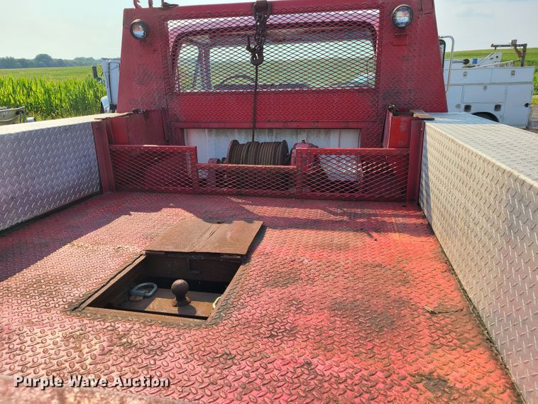 image for item IC9862 1997 Ford F700  flatbed truck