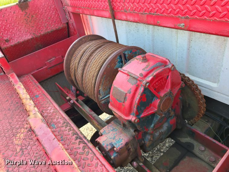 image for item IC9862 1997 Ford F700  flatbed truck