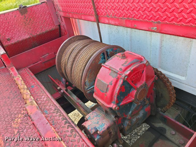 image for item IC9862 1997 Ford F700  flatbed truck