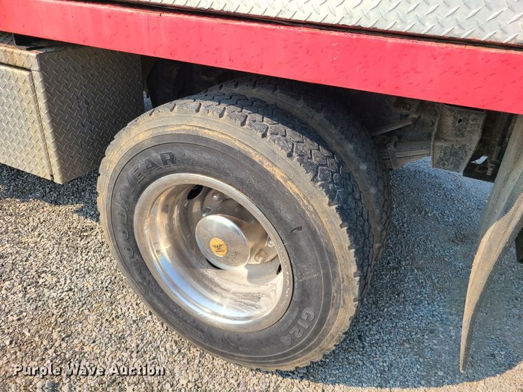 image for item IC9862 1997 Ford F700  flatbed truck