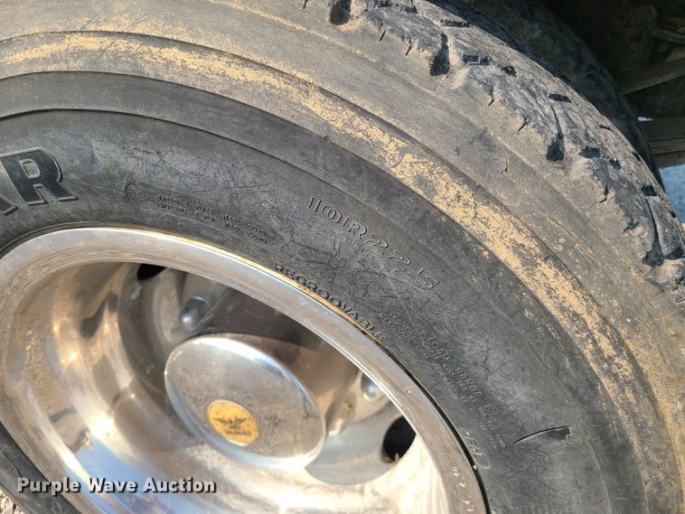 image for item IC9862 1997 Ford F700  flatbed truck