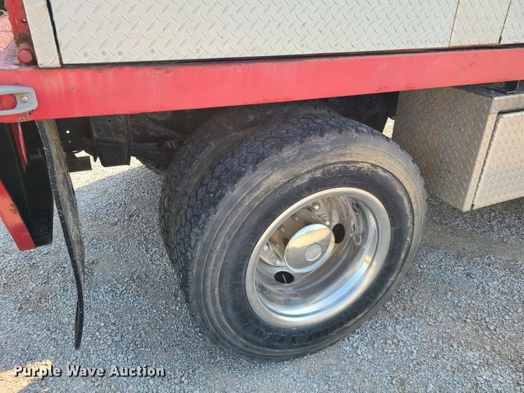 image for item IC9862 1997 Ford F700  flatbed truck