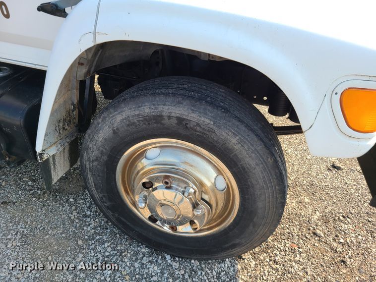 image for item IC9862 1997 Ford F700  flatbed truck