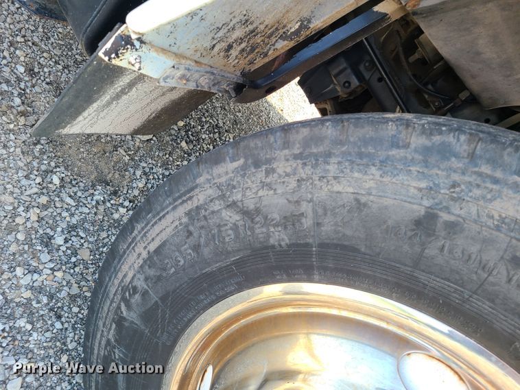 image for item IC9862 1997 Ford F700  flatbed truck