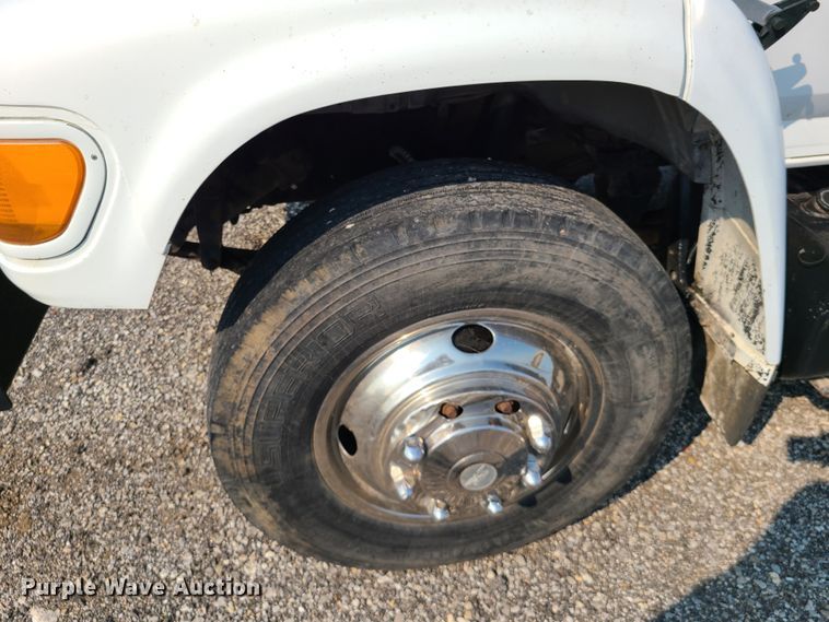 image for item IC9862 1997 Ford F700  flatbed truck