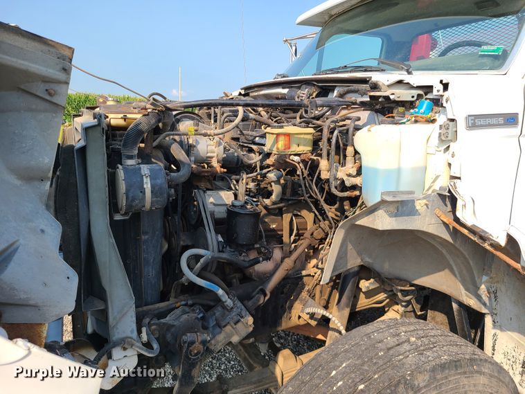 image for item IC9862 1997 Ford F700  flatbed truck