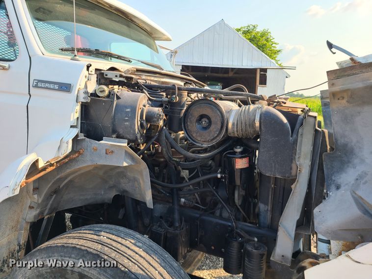 image for item IC9862 1997 Ford F700  flatbed truck