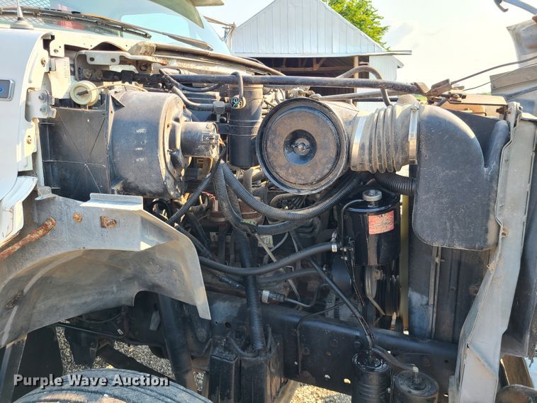 image for item IC9862 1997 Ford F700  flatbed truck