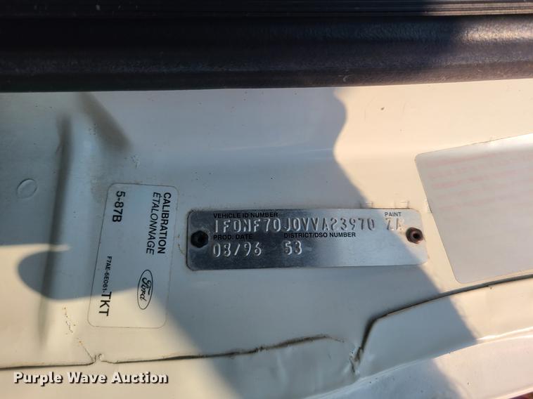 image for item IC9862 1997 Ford F700  flatbed truck