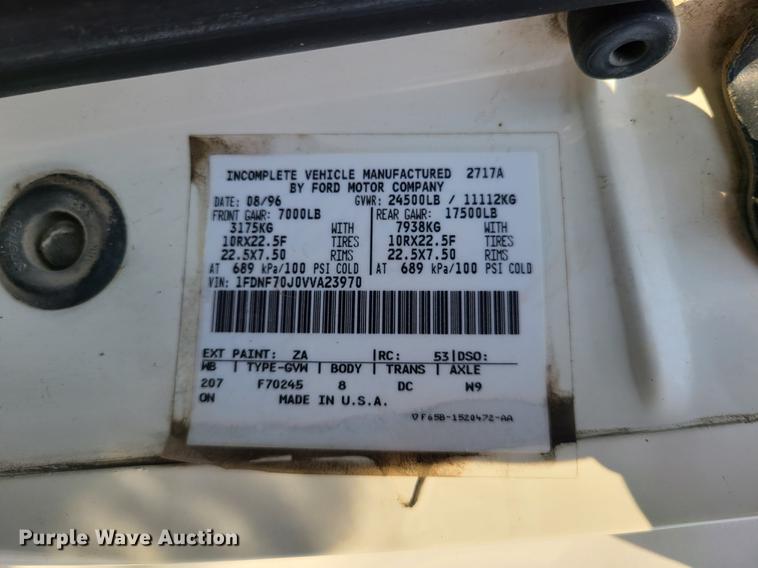 image for item IC9862 1997 Ford F700  flatbed truck