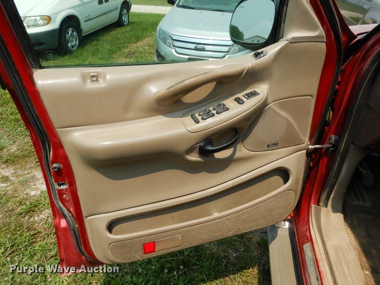 image for item II9661 2002 Ford Expedition Eddie Bauer  SUV