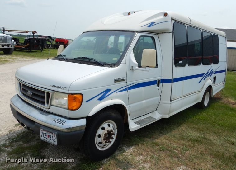 image for item II9663 2006 Ford E350 Super Duty  shuttle bus
