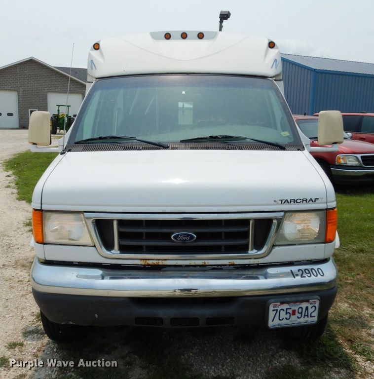 image for item II9663 2006 Ford E350 Super Duty  shuttle bus