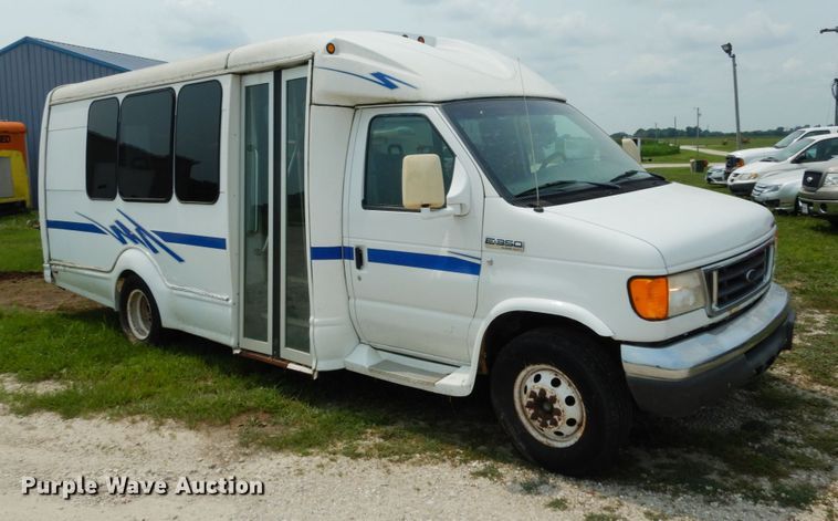image for item II9663 2006 Ford E350 Super Duty  shuttle bus